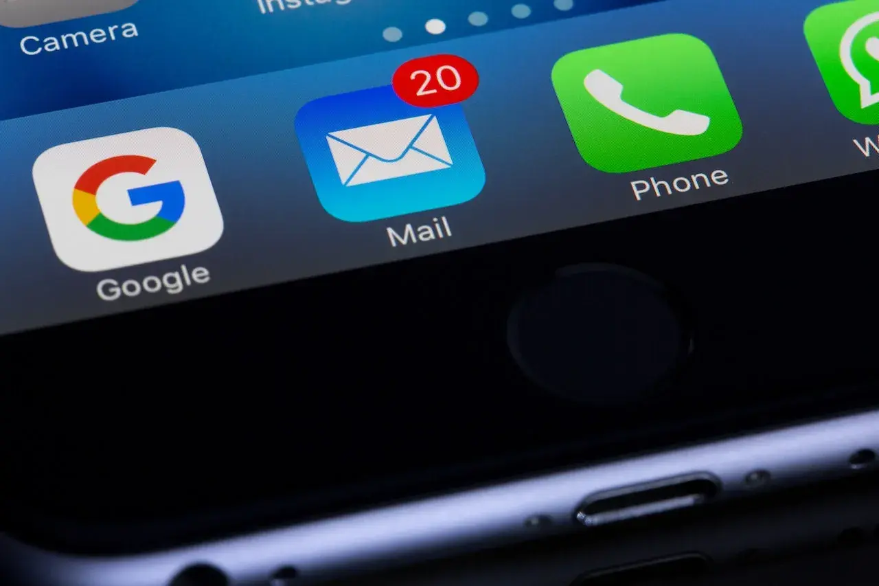 close-up-of-smartphone-with-gmail-and-mail-applications-with-notifications